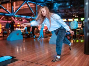 Astro Bowling — космічний боулінг в Києві, біля метро Шулявська